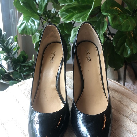 Like new condition. Classic black textured patent leather finish. - Picture 3 of 6